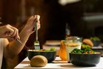Crezi că pâinea îngrașă, zahărul trebuie eliminat și mâncatul seara te îngrașă? 11 mituri despre alimentația sănătoasă, demontate de știință