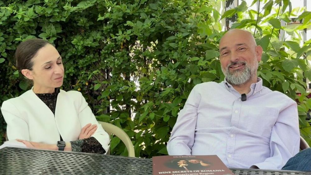 VIDEO | Connaisseur fără ifose (Ep. 29): Giulia Scavo, sommerlier și coautor, prezintă al treilea volum al ghidului Wine Secrets of Romania,  editat de Asociația Wine Lover România. „Vinurile zonei au stilistici diferite dar au un fir comun dat de prospețime”