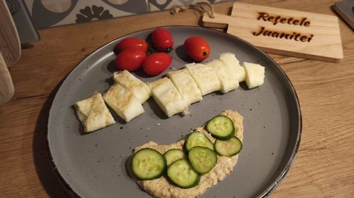 Rețetele Juanitei | Omletă din albuș servită cu hummus de linte și legume/ Mic dejun pentru dietă și nu numai