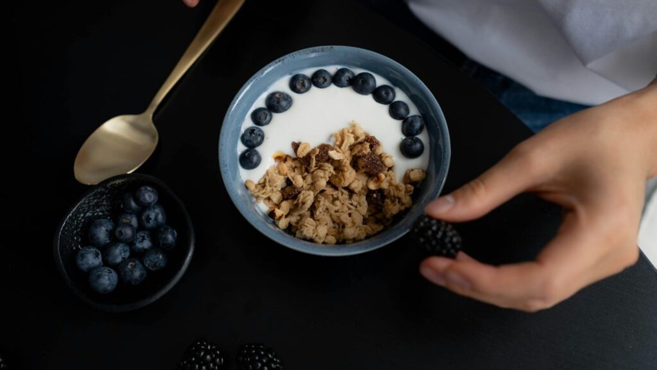 Cât timp este bun iaurtul după data de expirare? / Specialiștii susțin că două săptămâni după depășirea termenului, iaurtul este bun de mâncat, dacă a fost păstrat în frigider și nu are modificate mirosul, textura și aspectul