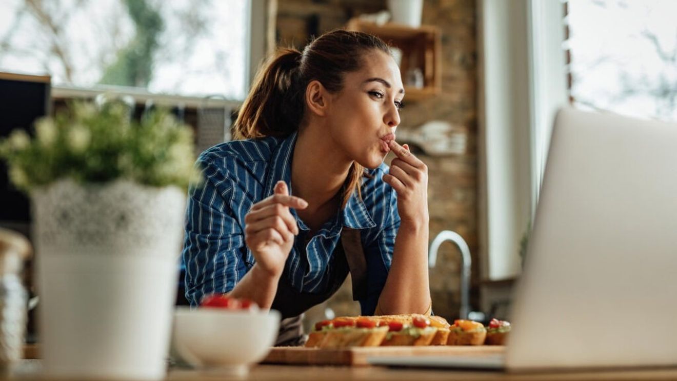 Ce să mănânci prima dată pentru a trăi mai mult / Un medic expert în longevitate explică de ce contează ordinea în care mănânci alimentele și cu ce ar trebui să începi la masă