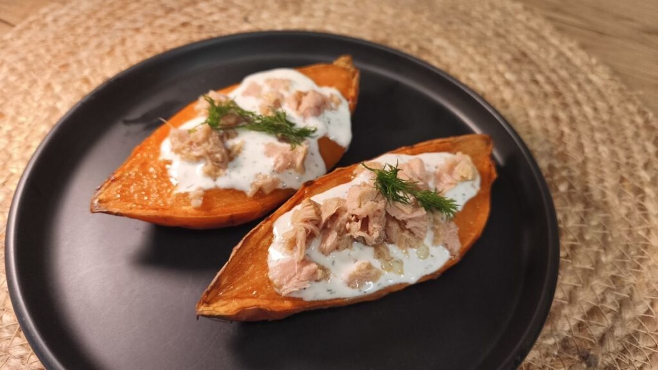 Cartofi dulci copți cu ton și sos de iaurt - simplu, gustos și cu ingrediente hrănitoare/ Un preparat mediteraneean cu nutrienți de calitate