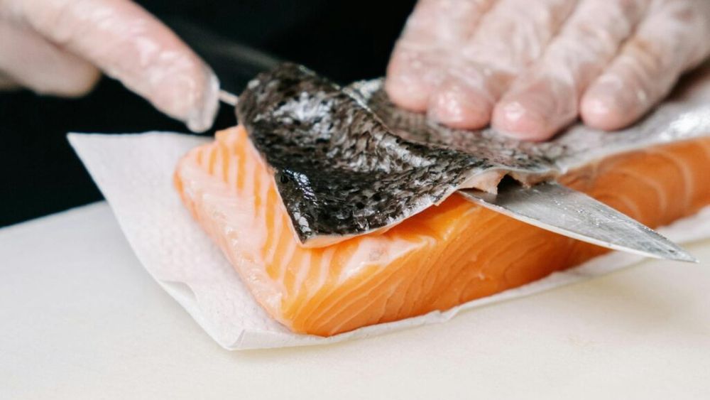 Protest neobișnuit, cu pește mort, în parlamentul australian, față de „industria toxică și poluantă a somonului”