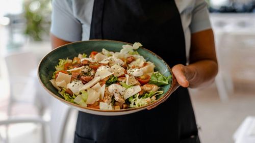 Cum reușesc restaurantele să transforme salata Caesar într-un deliciu pe care nu-l poți replica acasă / Tehnica secretă folosită de bucătari pentru un gust memorabil