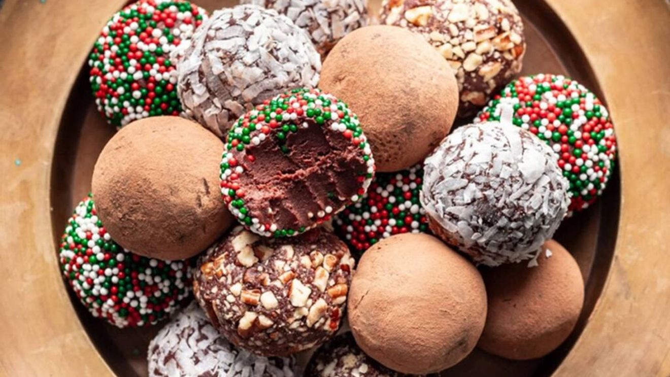 Ceva dulce | Trufe de ciocolată ușor de preparat, cu doar patru ingrediente / Sunt fără gluten și îți poți folosi imaginația la decorat