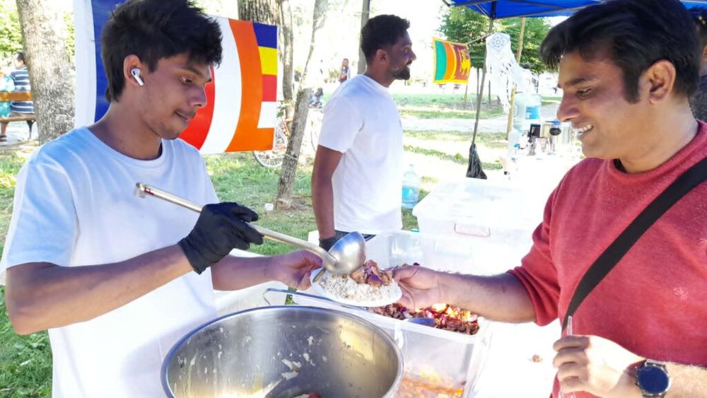 FOTO - VIDEO | Gusturi, tradiții și spiritualitate din Sri Lanka, în centrul Timișoarei / Sute de singalezi au sărbătorit Poson Poya