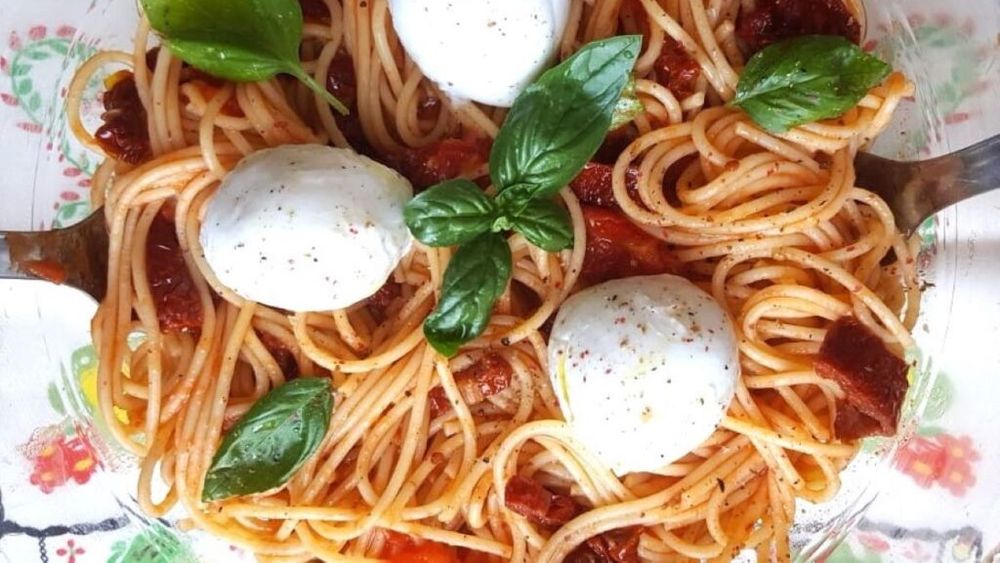 Pastele de vineri seara. Spaghetti cu trei feluri de roșii. Se pot servi calde sau reci, cu mozzarella sau parmezan și frunze de busuioc