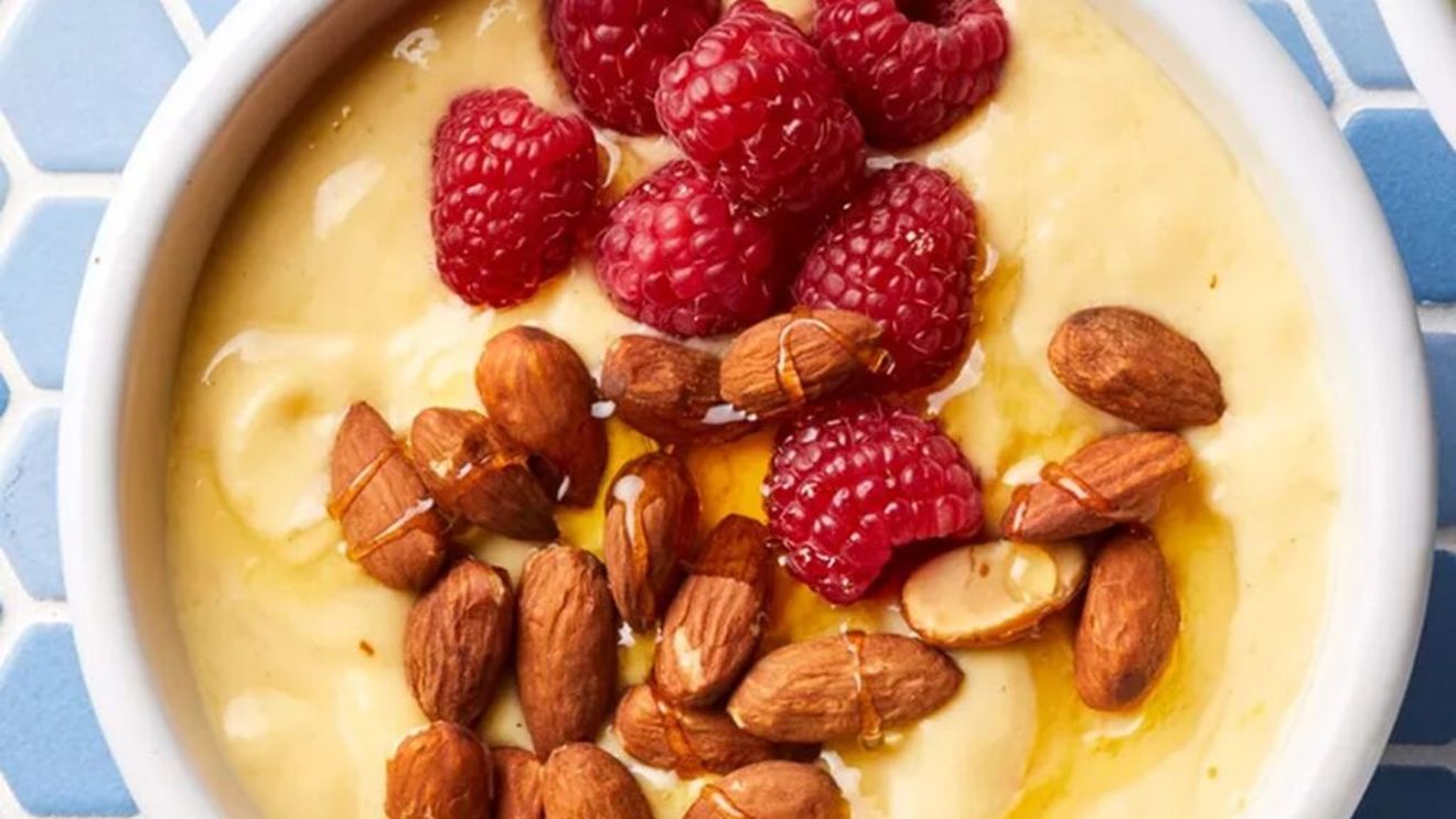 Mic dejun sănătos/Smoothie Bowl de mango și migdale/Sunt recomandate fructele congelate pentru o textură mai cremoasă