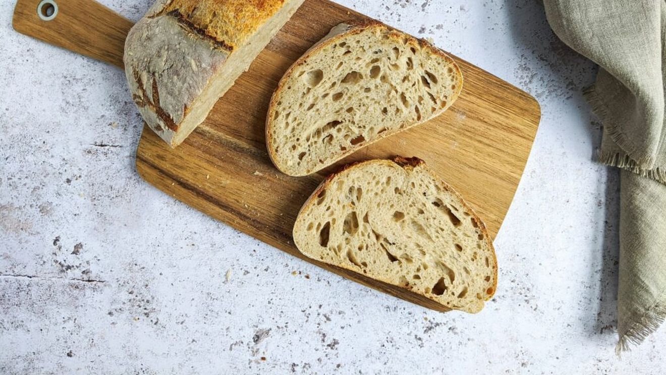 Pâinea cu maia „fake” din supermarket: cum recunoști varianta autentică, potrivit bucătarilor