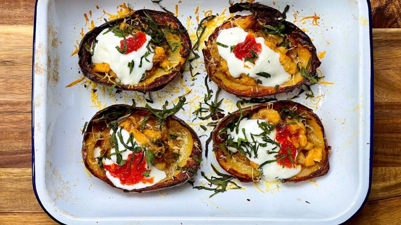 Cea mai ingenioasă gustare din resturi / Cum să transformi niște coji de cartofi copți în vedetele mesei