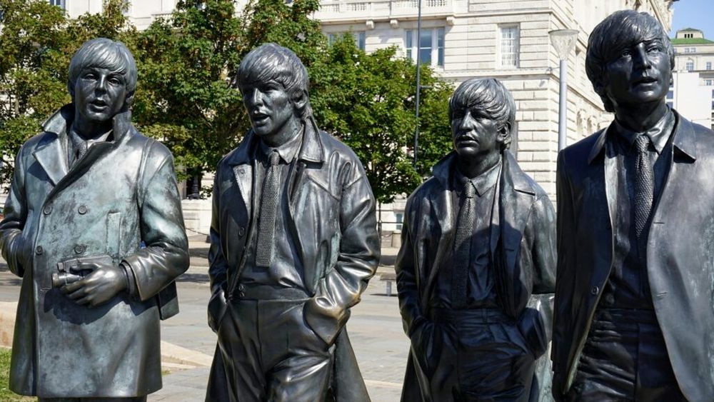 O bucată de pâine din care a mușcat George Harrison (The Beatles) în 1962, vândută la licitație pentru mii de lire sterline/ Ce alte lucruri ciudate ale celebrilor cântăreți britanici s-au mai licitat pentru sume fabuloase