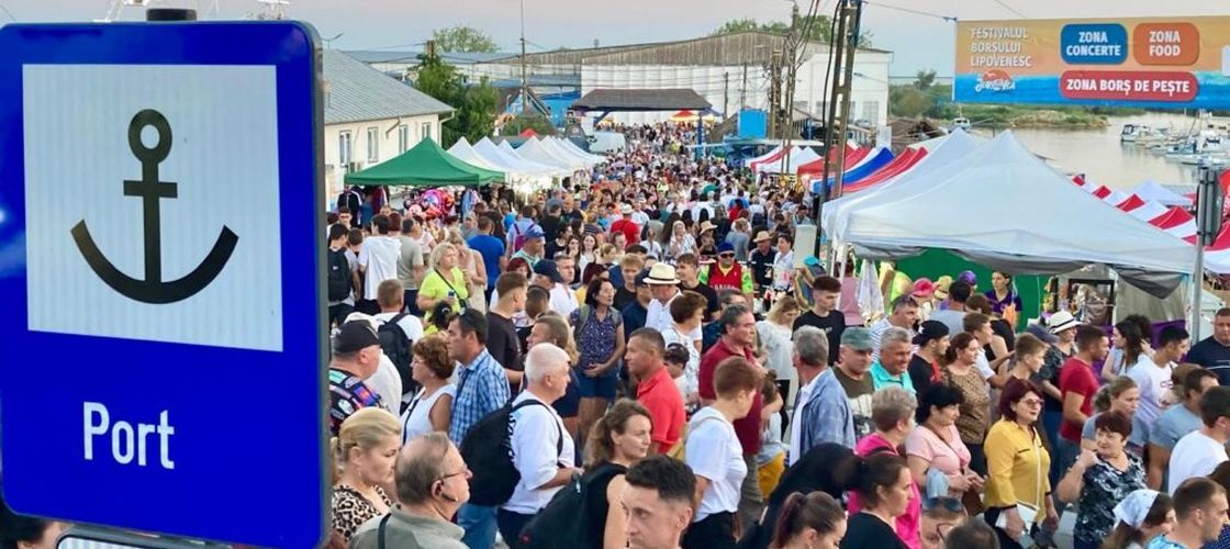 Sute de turiști veniți la Jurilovca pentru un festival care nu a fost organizat în acest an / Primarul acuză informațiile false care au circulat pe internet: „Au întrebat ChatGPT”