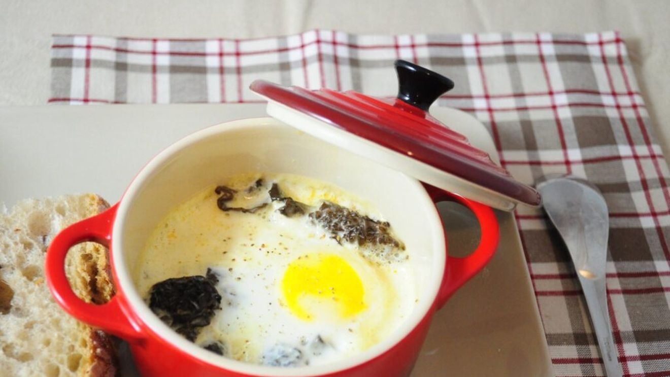 Mic dejun rafinat pentru o zi de duminică: Oeufs cocotte / Adaugă somon afumat și cremă de trufe pentru a transforma această rețetă într-o experiență culinară sofisticată