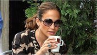 Jennifer Lopez evită cafeina pentru a preveni îmbătrânirea prematură a tenului/ Dermatologii susțin că este exact invers