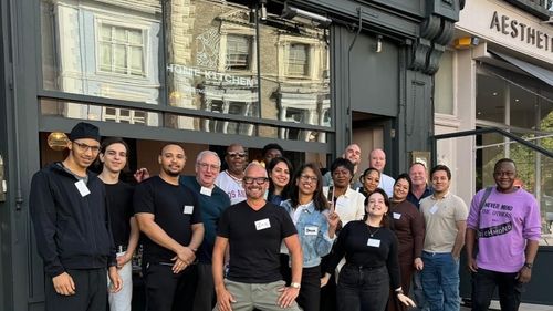 „Home Kitchen”: Primul restaurant care funcționează cu personal format doar din oameni fără adăpost / Localul este condus de un bucătar cu stele Michelin / Cum arată meniul