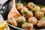 Cină cu buget redus și multă proteină / Chiftele de pui cu sos cremos preparate într-o singură tigaie