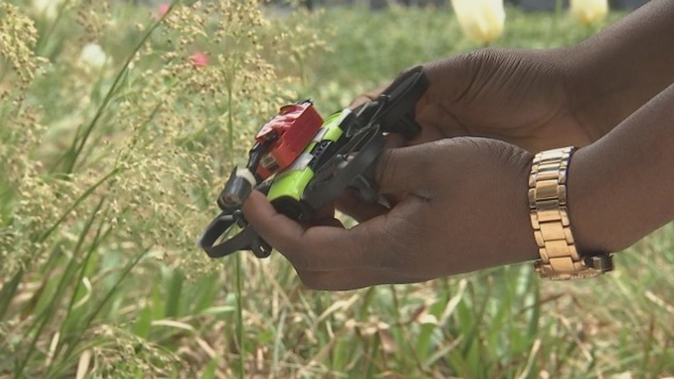 O universitate din Estonia a prezentat o dronă de inspectare a culturilor care încape în palmă