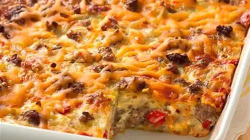 Un mic dejun consistent, cu ouă, cârnați și legume/Este ușor de făcut pachet și dus la birou