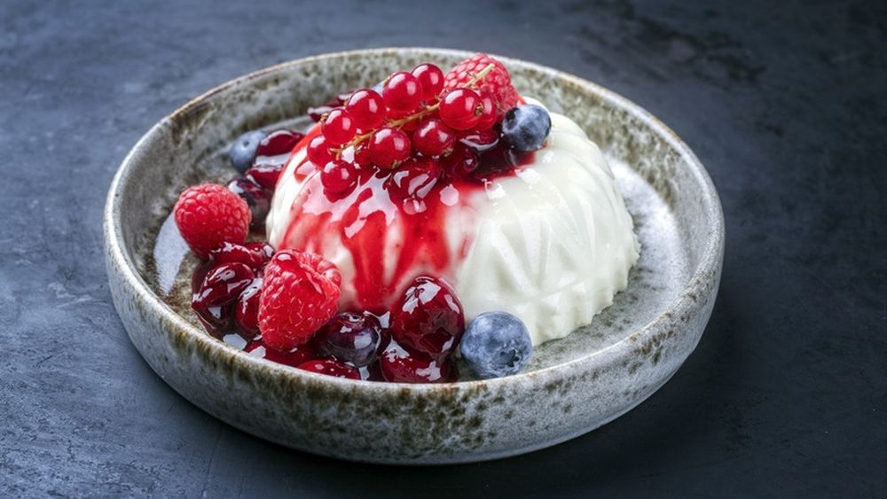 Biancomangiare, un nume poetic pentru un desert simplu ca o foaie albă pe care se poate „scrie” cu ciocolată, cu lămâie, cu migdale, cu fistic sau cu fructe