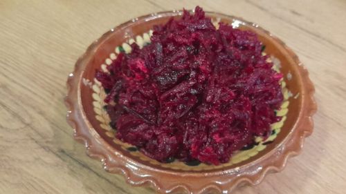 Rețetele Juanitei. Salată de sfeclă cu hrean. Dulceața sfeclei este contrabalansată de iuțeala hreanului și gustul acru al oțetului