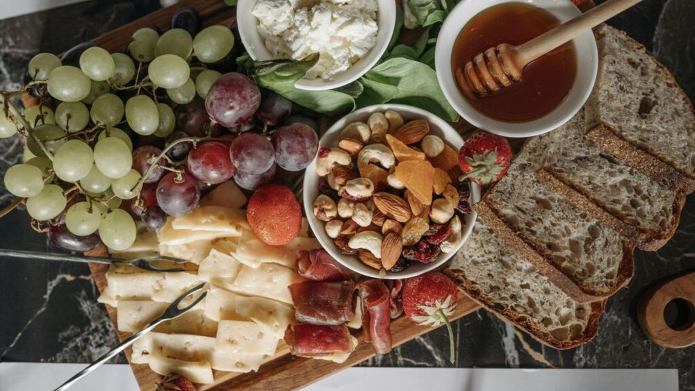 Durerile musculare pot fi calmate în mod natural/ Este nevoie doar să mănânci frecvent pâine integrală, brânză de vaci, leguminoase, pepene și semințe de in și chia