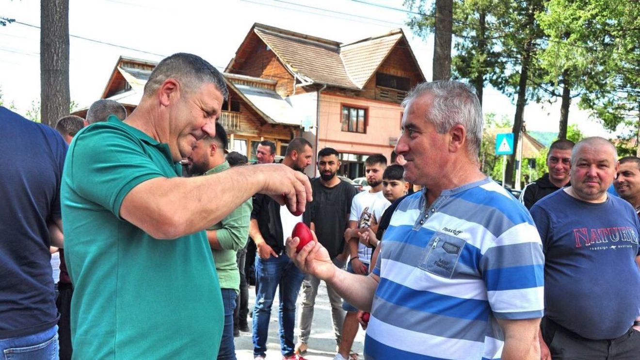 Concurs de ciocnit ouă roșii, de gâscă, la Polovragi, în Oltenia de sub Munte / Peste 80 de participanți s-au înscris în competiție