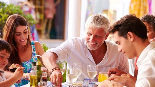 VIDEO I Restaurantele rămân fără clienți, pe fondul creșterii prețurilor / Românii preferă să gătească acasă: „E foarte greu. Merg doar la evenimente, cum a fost o nuntă. În rest, gătesc acasă, e mai ieftin”