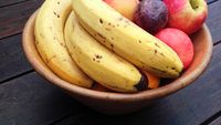 Obiceiul aparent inofensiv care îți strică fructele mai repede / De ce nu ar trebui să ții bananele în fructieră cu alte produse