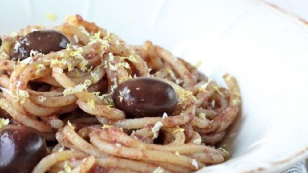 Pastele de vineri seara. Spaghetti de post cu cremă de măsline și coajă proaspătă de lămâie rasă deasupra