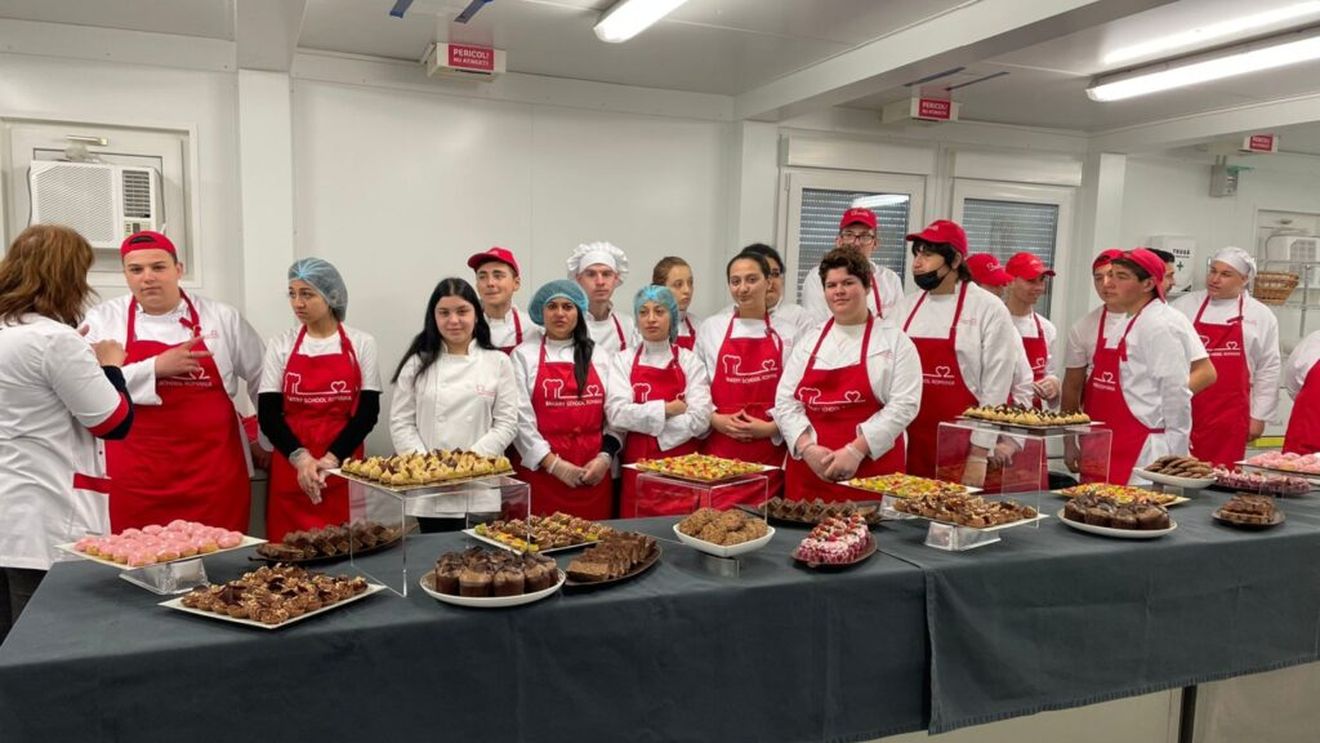 VIDEO | Cum ar putea rezolva învățământul dual problema lipsei de forță de muncă din HoReCa / Inspector școlar: „Curricula nu este deloc adaptată pieței muncii” / Fondator Bakery School: „Elevii sunt sprijiniți în găsirea unui loc de muncă”