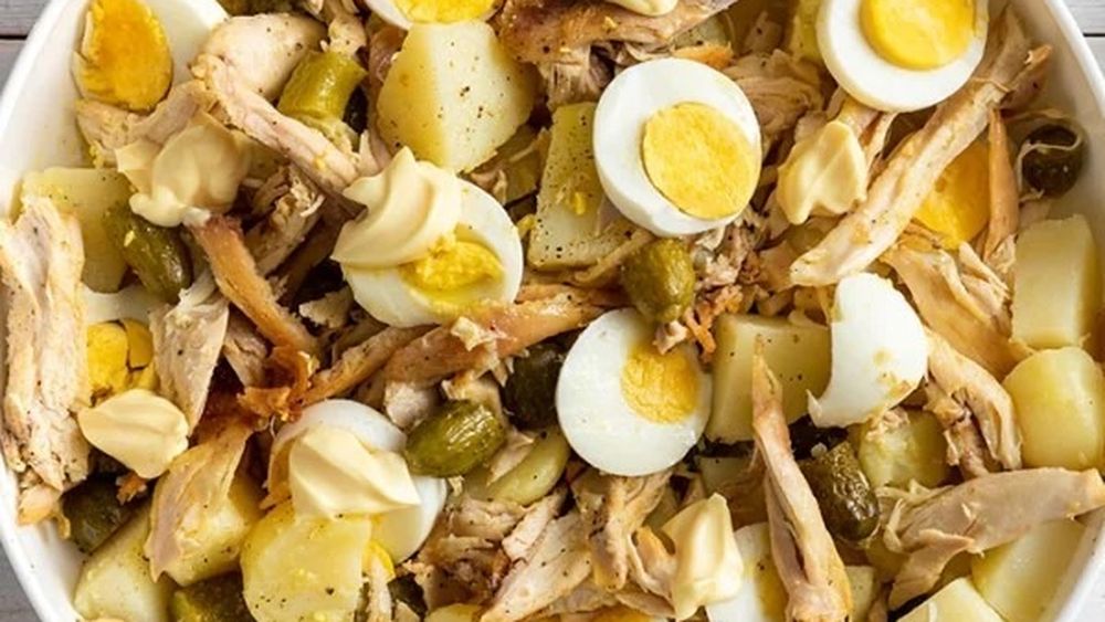 Prânzul de duminică. Rece, de vară fierbinte: salată de pui cu cartofi, ouă și castraveți murați. Există multe salate cu cartofi dincolo de salata orientală
