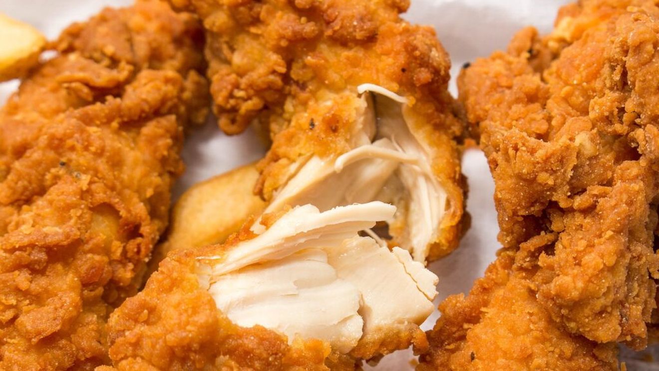 Pui crocant ca la fast-food, dar mult mai sănătos: Crispy la friteuza cu aer cald, gata în 30 de minute