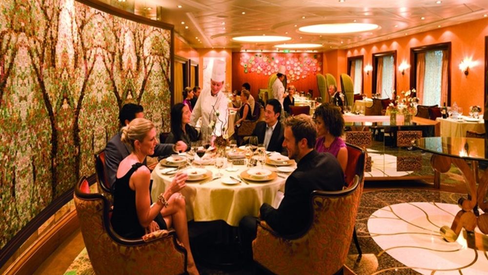 De ce spaniolii iau cina tot mai devreme/ Ponderea rezervărilor pentru ora 22:00 a scăzut semnificativ, iar restaurantele câștigă din rotația meselor