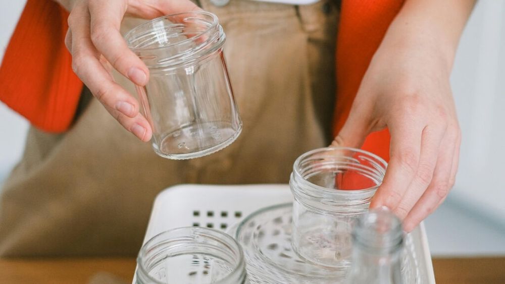 Peste 81 de tone de sticlă, colectate la Sfântu Gheorghe / Cei care le-au adus au primit o bere sau un litru de apă la 10 kg de sticlă