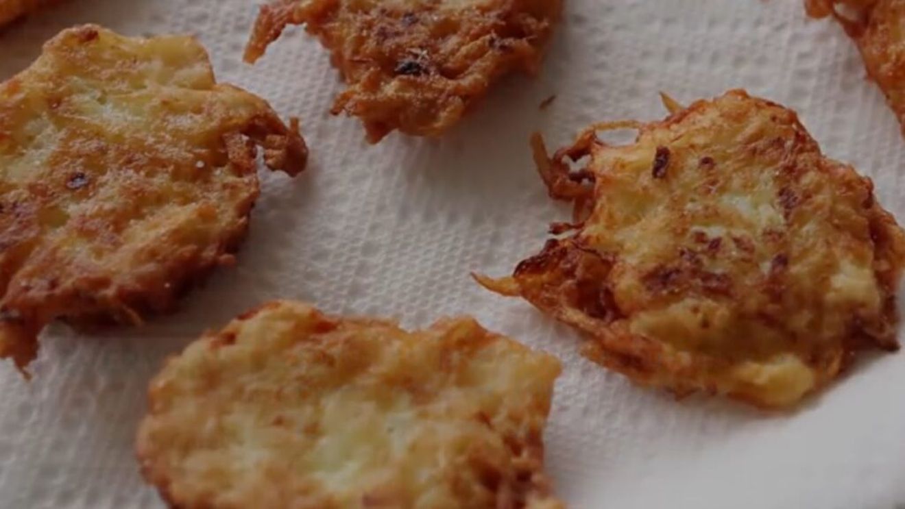 VIDEO | Cum se prepară latkes-ul, plăcinta tradițională nelipsită de pe masa evreilor în timpul sărbătorii Hanuka