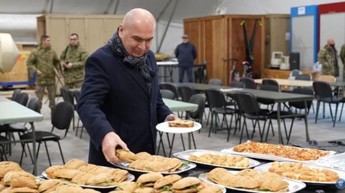 Ilie Bolojan și prim-ministrul Țărilor de Jos, Dick Schoof, vizită inedită la Baza Aeriană de la Câmpia Turzii / Au luat masa la popotă cu militarii NATO