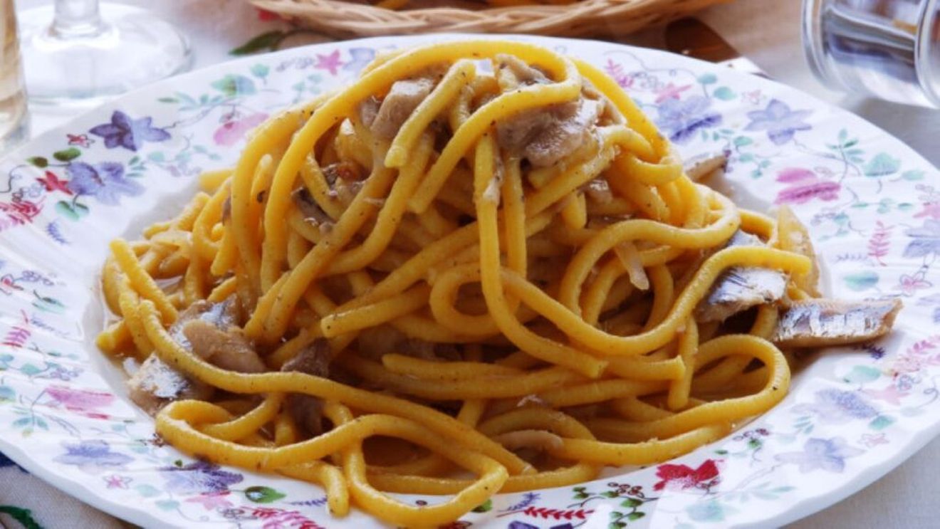 Pastele de vineri seara. Bigoli in salsa, o rețetă tradițională din laguna venețiană. Sosul este extrem de simplu și rapid și îl putem adapta la ingredientele noastre locale. O rețetă low cost numai bună pentru serile friguroase de iarnă