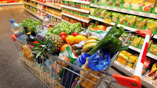 Grecia ieftinește alimentele din supermarketuri. Fermierii din Halkidiki spun că turiștii români cumpără mult ulei de măsline