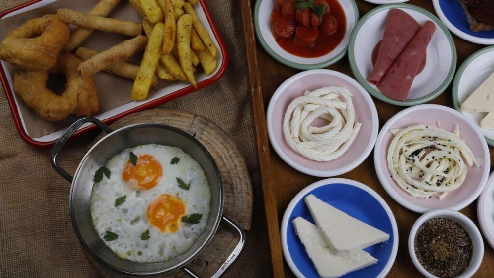 Cele mai dăunătoare alimente pentru creier / Evită margarina, alcoolul, sucurile carbogazoase și pe cele cu îndulcitori, carnea roșie și brânza grasă, pentru că îți pot afecta grav activitatea cerebrală