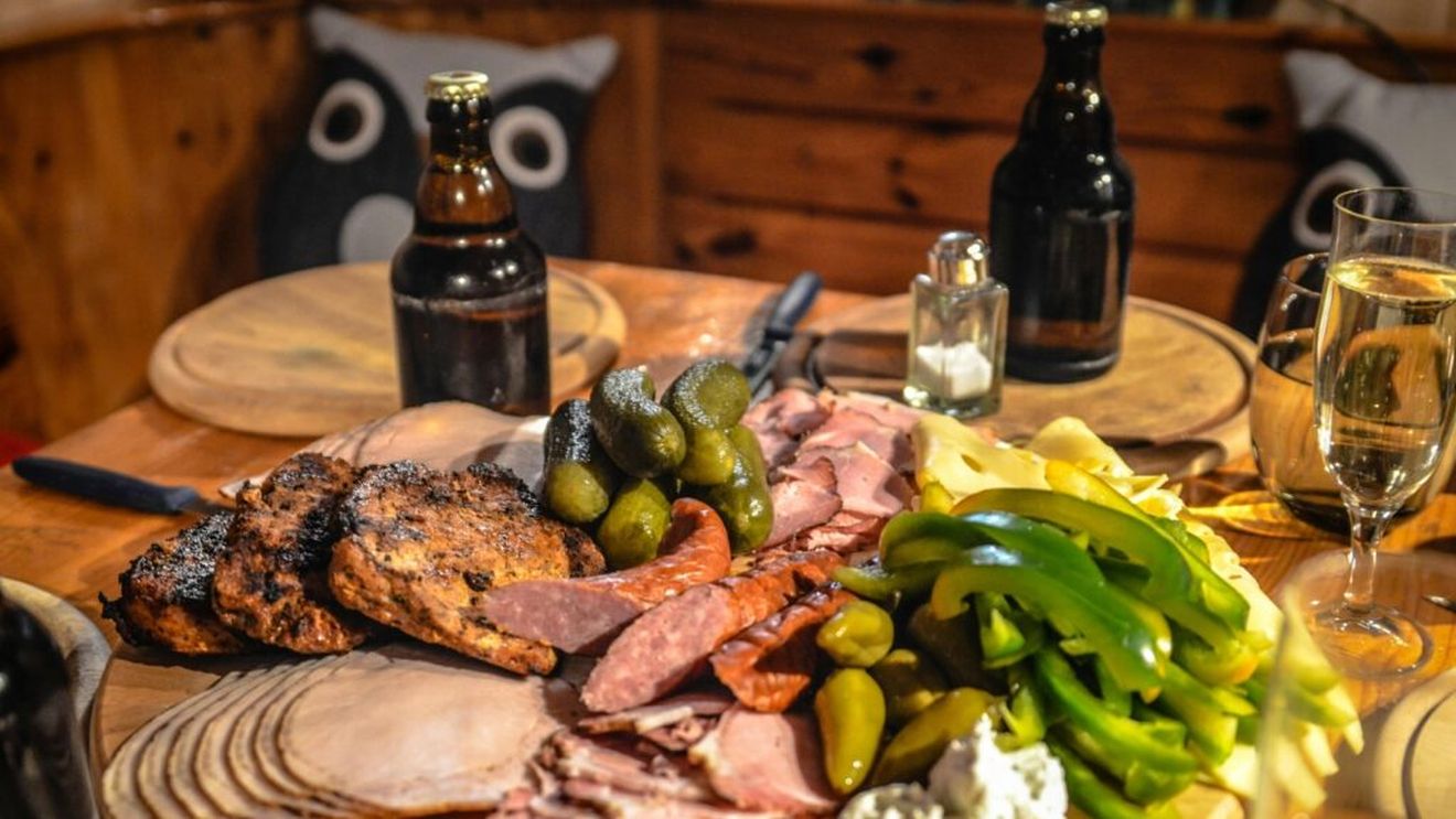 Un bărbat care urma dieta carnivoră a avut un colesterol de 1.000 de unități și a observat un simptom șocant pe mâinile sale/ Bărbatul consuma doar produse de origine animală, inclusiv carne, kilograme de brânză și batoane de unt/ Medicii au decis: dieta mediteraneeană este cea mai sănătoasă