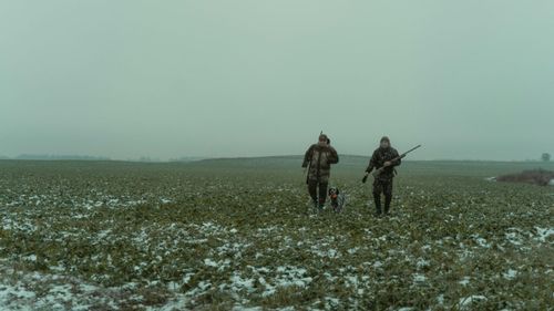 Doi bărbaţi reţinuţi în Teleorman pentru braconaj/ Au fost prinşi în timp ce vânau iepuri cu ajutorul ogarilor