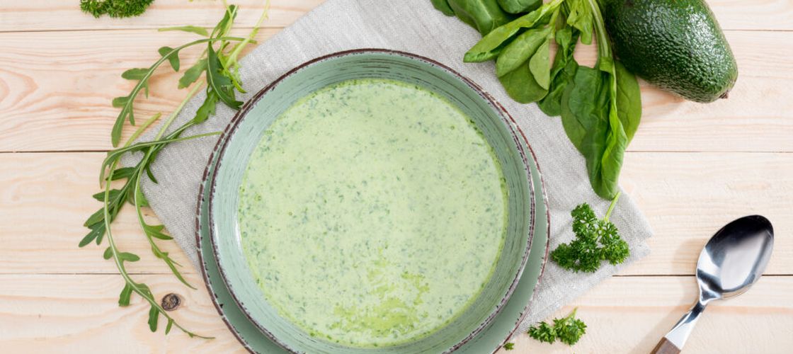 Supă cremă rece cu avocado, gata în 10 minute. Rețeta perfectă pentru zilele caniculare