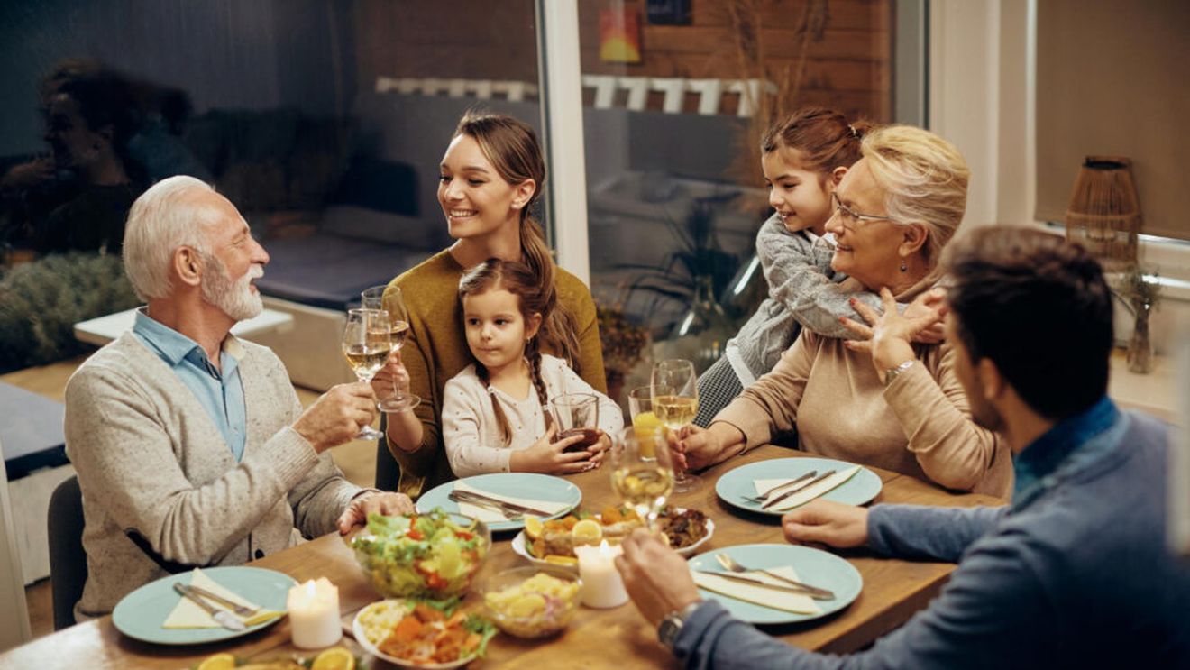 Restaurante din Sardinia le cer familiilor să lase telefoanele deoparte / Părinții și copiii primesc jocuri pentru a vorbi la masă