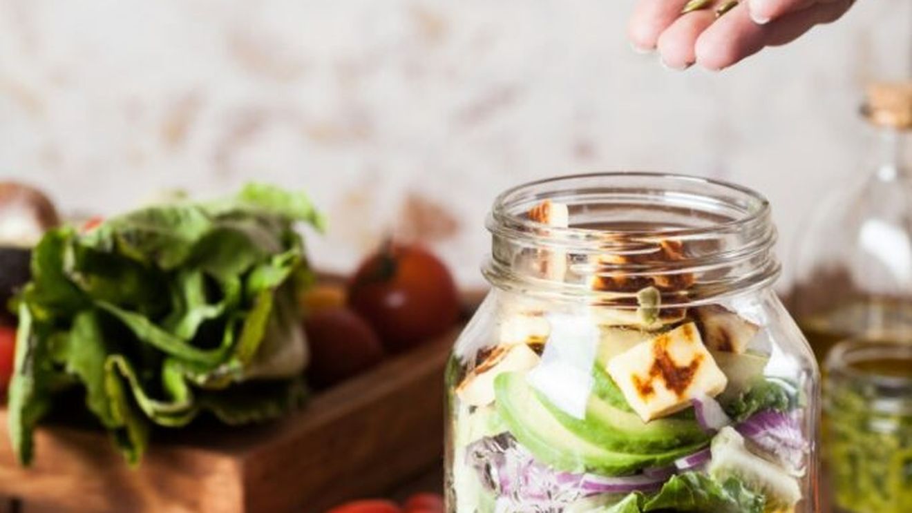 VIDEO  Cum facem o salată la borcan pe care o putem lua la pachet sau păstra câteva zile în frigider fără să își altereze proprietățile