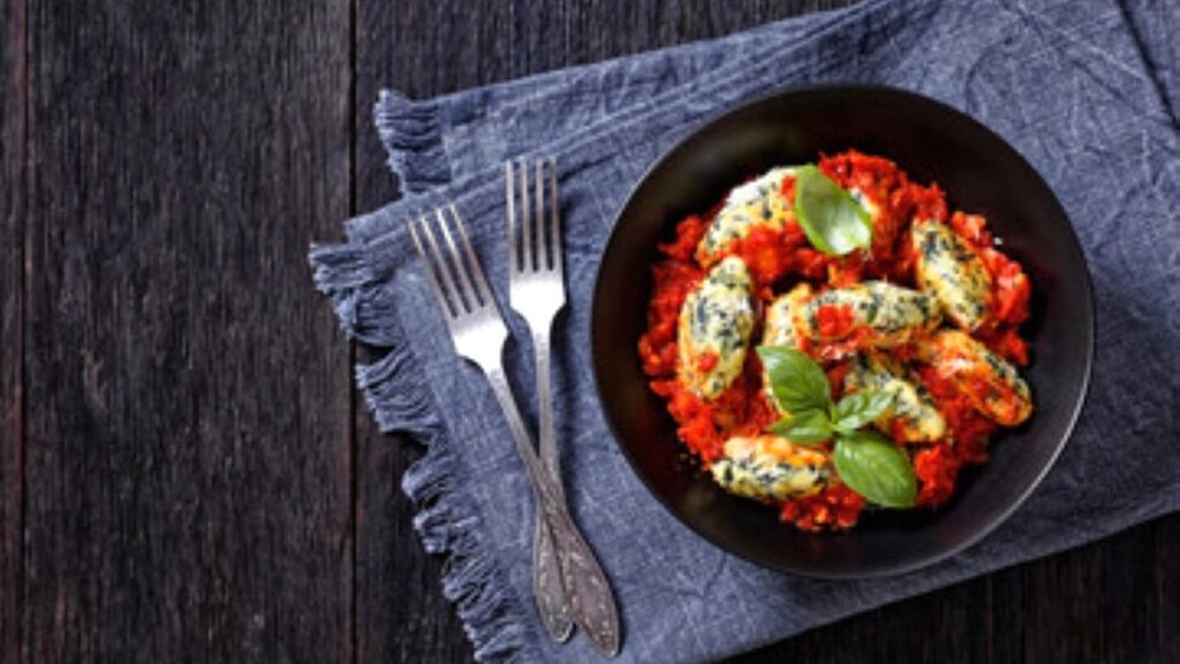 Găluște tradiționale italiene din ricotta și spanac, unul dintre cele mai cunoscute preparate ale bucătăriei din Lombardia. Sunt printre preferatele turiștilor străini prezenți la Olimpiadă