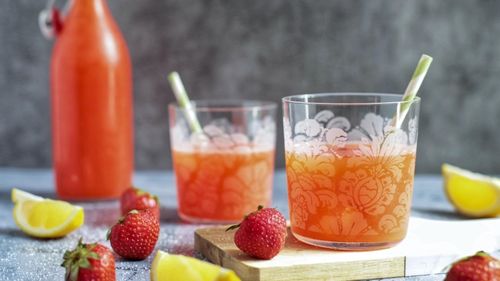 Limonadă cu căpșuni, perfectă pentru zilele cu temperaturi ridicate/ Ajută întreaga familie să se hidrateze/ O poți transforma și într-o „granita”