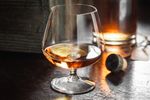 Cognacul francez, prins în războaiele comerciale dintre UE, China și SUA. Vânzările au scăzut cu aproape 40% / Industria, dependentă în proporție de 98% de piețele din afara UE, cere sprijin european