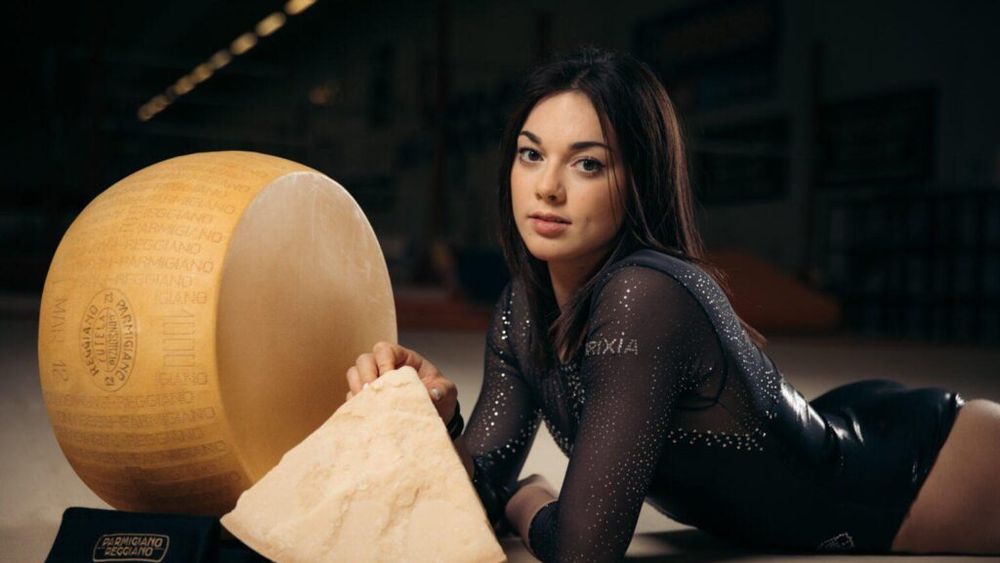 Gimnasta italiană Giorgia Villa a devenit virală în timpul Jocurilor Olimpice pentru imaginile în care apare alături de roți de brânză Parmegiano