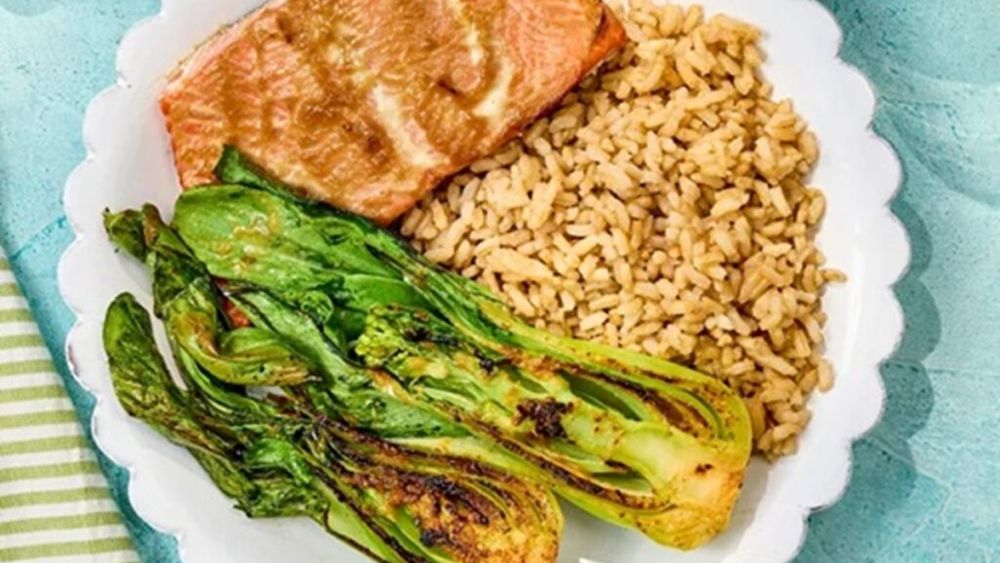 Somon la cuptor cu bok choy și orez brun – totul într-o singură tavă / O cină sănătoasă, rapidă și plină de savoare, perfectă după o zi agitată