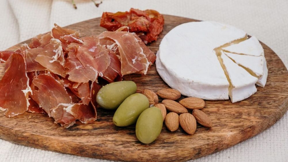 ”Spune o rugăciune pentru Camembert”; de ce brânzeturile fine franțuzești sunt amenințate cu dispariția